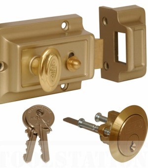 3 Reasons Why You Should Hire a Locksmith to Rekey